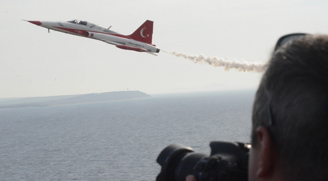 'Türk Yıdızları' Çanakkale semalarında yükseldi